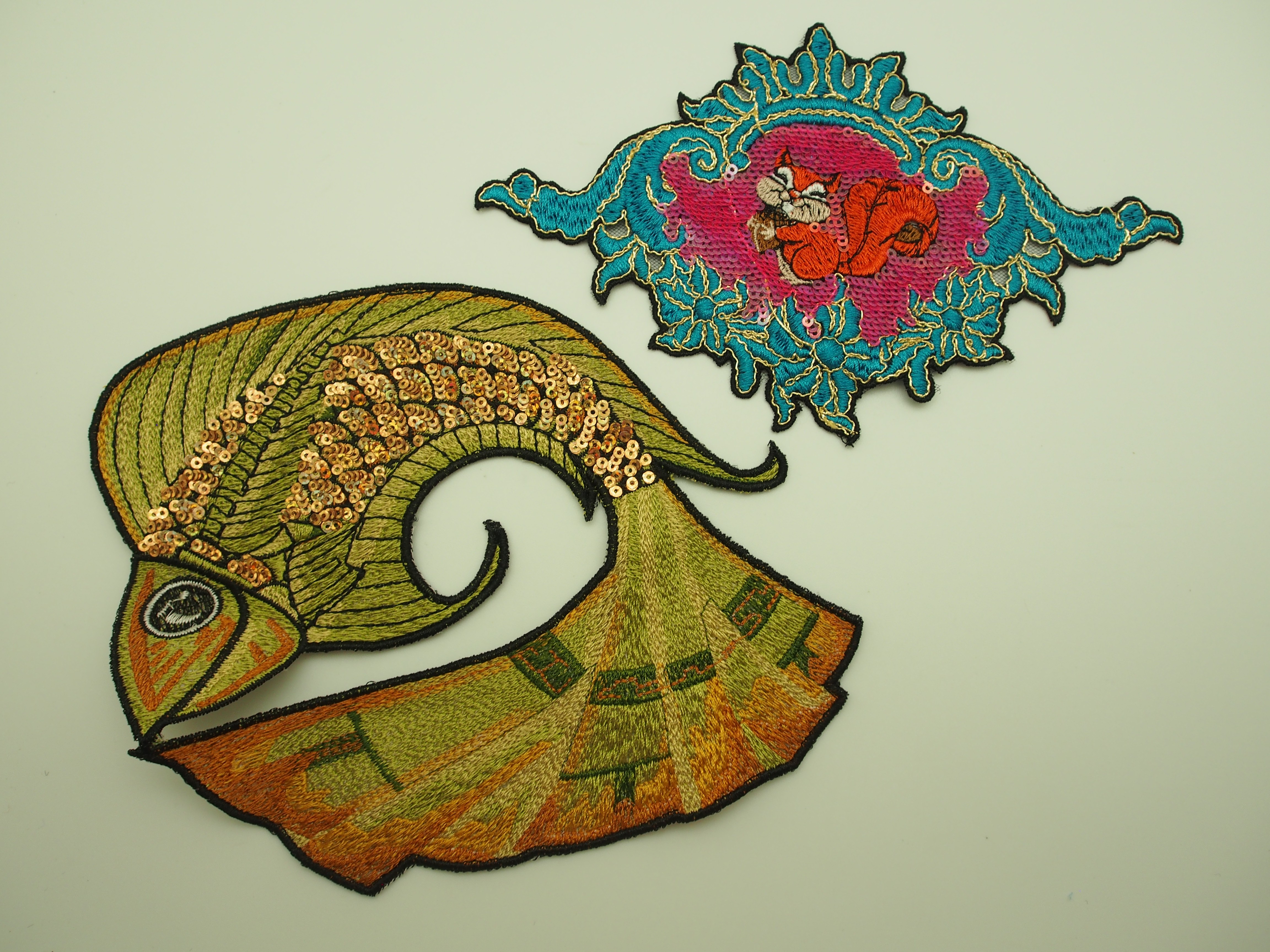 廠家批發(fā)錦鯉繡花標(biāo)電腦刺繡布貼 服裝鞋帽繡花商標(biāo)魔術(shù)貼定制自粘標(biāo)貼